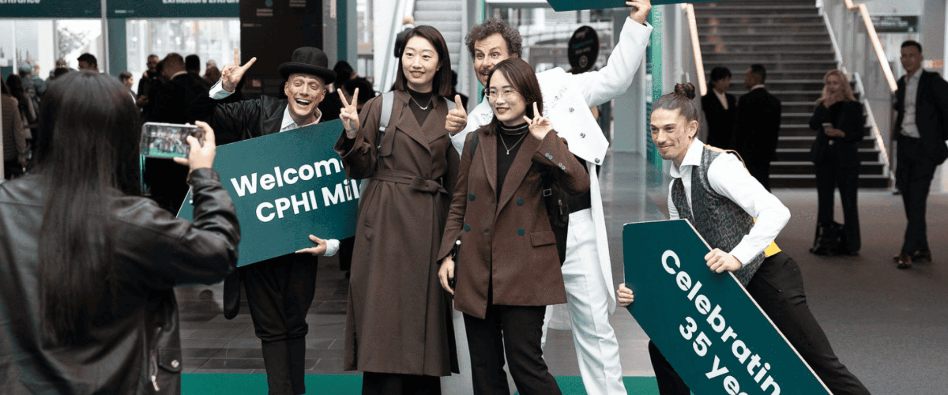 copertina case study cphi milano 2024, ospiti insieme ai giocolieri all'ingresso