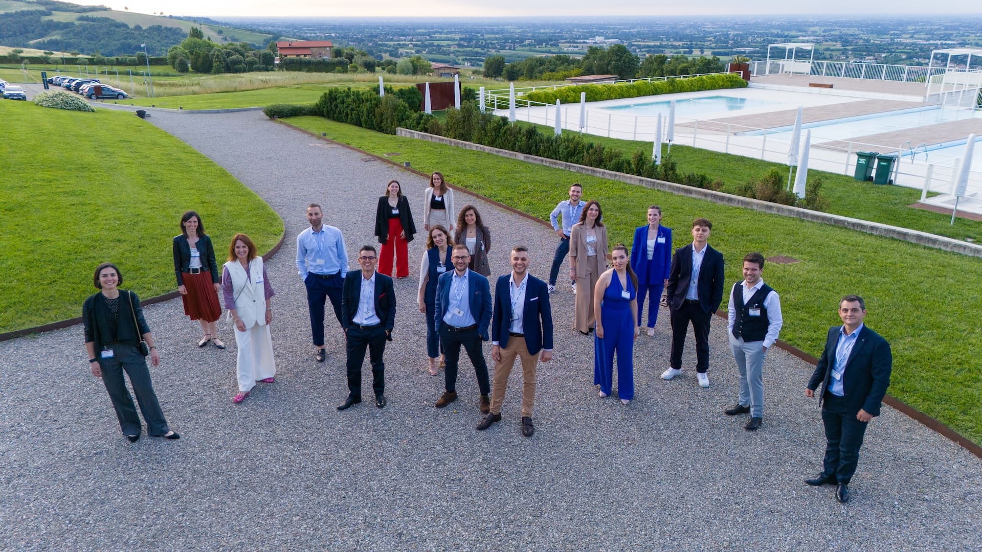CEO e altre persone di prefina in piedi nel cortile dell'agriwellness Pianderna per l'evento Greennova